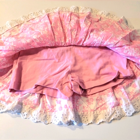 ⏰️3/$10 4T Flowing pink skirt with white flowers prints - Picture 3 of 8